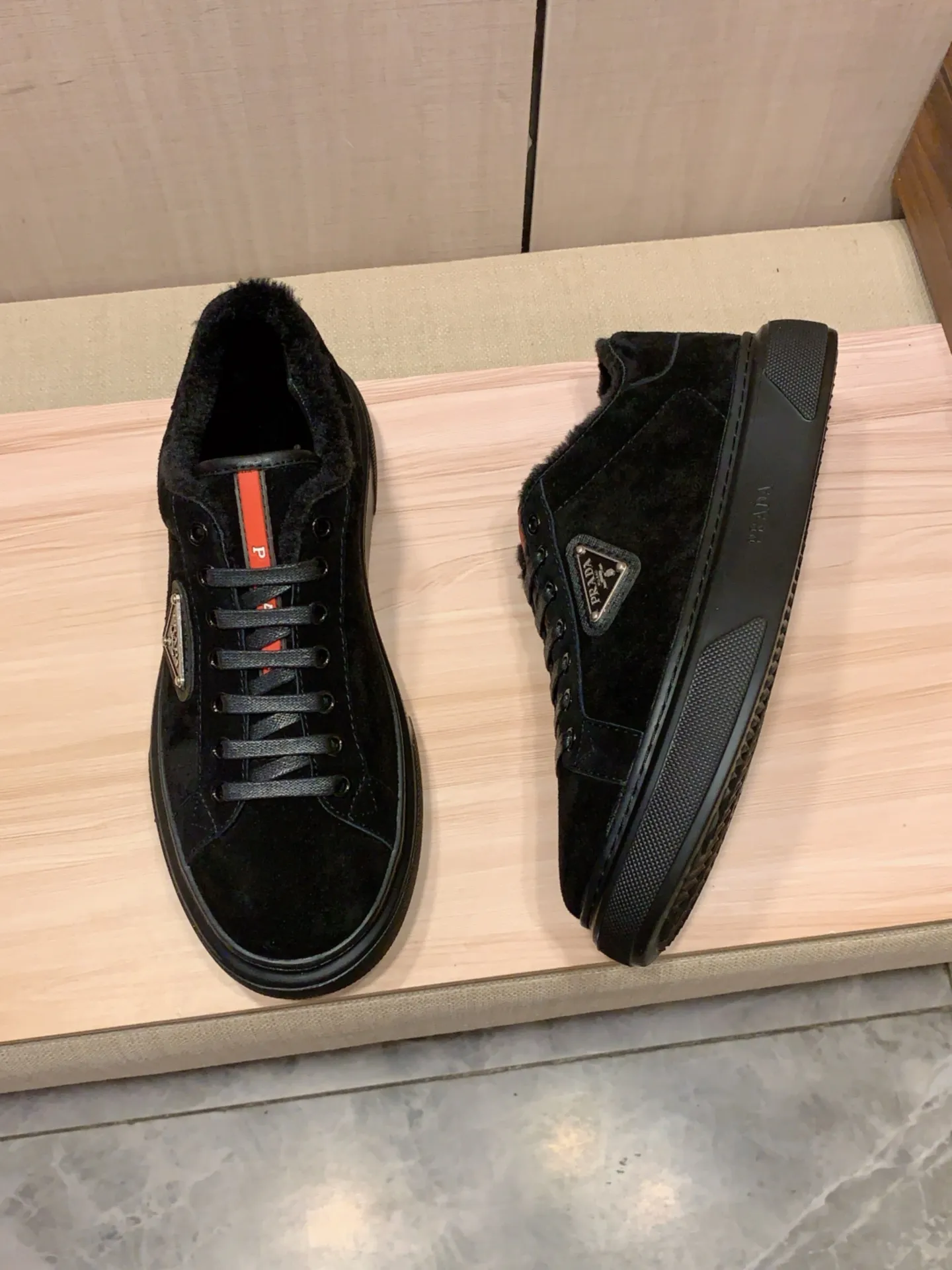 Warm new model: Factory price: 460💰💰🎩🎩[Lightning][Lightning] "Prada Men's Shoes💰pRADA*" The latest and most popular casual shoes, top brand [seduce] luxury~purchase, top~quality. [Strong] The upper is made of imported breathable anti-wear material ➕ Breathable simulated fur feet (•) with fine workmanship. The original stylish and stylish soft rubber wear-resistant and non-slip outsole is light and comfortable on the feet. The real thing looks better when photographed in person. 0186: code: 38-44, 4️⃣ colors selected